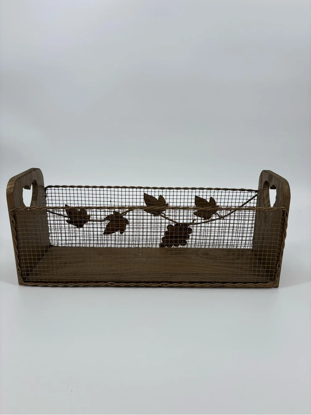 Vtg Country Farmhouse Wire Mesh Basket Wood Heart Wall Pocket Spice Rack Planter